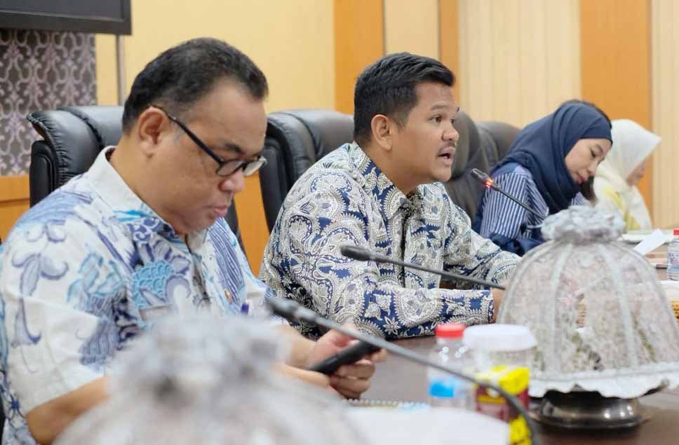 bupati bantaeng memimpin rapat pemeriksaan lkpd di kantor bupati bantaeng