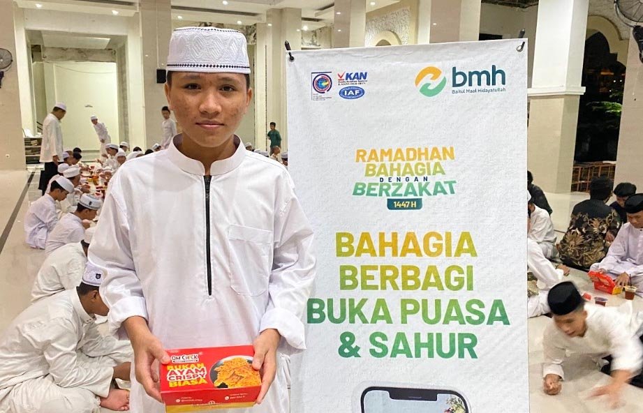 santri pesantren al bayan mengikuti buka puasa bersama di makassar
