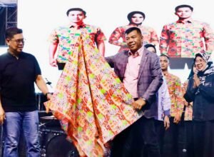 bupati bulukumba andi muchtar ali yusuf meluncurkan batik asn 2026 di panggung utama pantai merpati bulukumba rabu 4 februari 2026