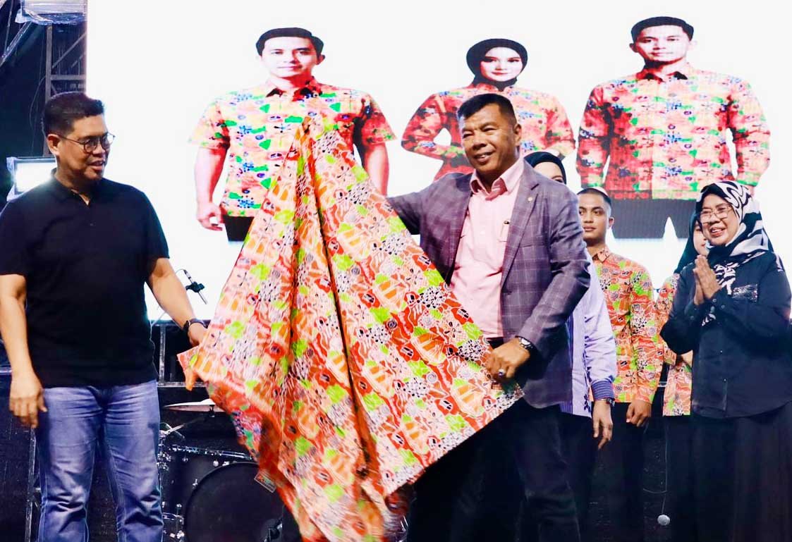 bupati bulukumba andi muchtar ali yusuf meluncurkan batik asn 2026 di panggung utama pantai merpati bulukumba rabu 4 februari 2026
