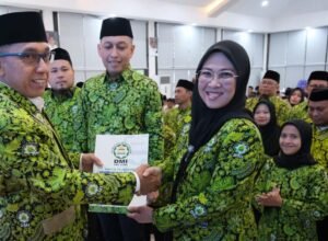 sitti husniah talenrang menerima dokumen pelantikan sebagai ketua dmi kabupaten gowa masa khidmat 2026–2031 di baruga tinggimae, senin (16/2).
