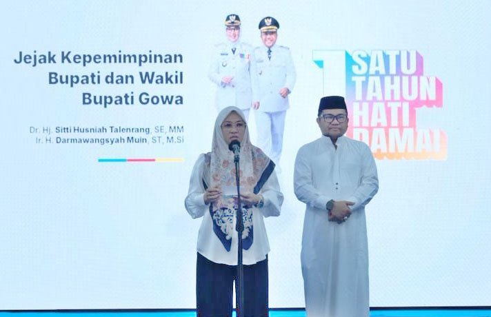 bupati gowa sitti husniah talenrang bersama wakil bupati gowa darmawangsyah muin menghadiri peringatan satu tahun kepemimpinan di istana tamalate