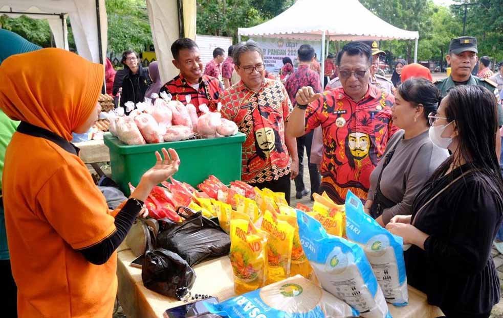 sekda gowa andy azis peter membuka pasar pangan murah di lapangan sultan hasanuddin sungguminasa 12/2/2026