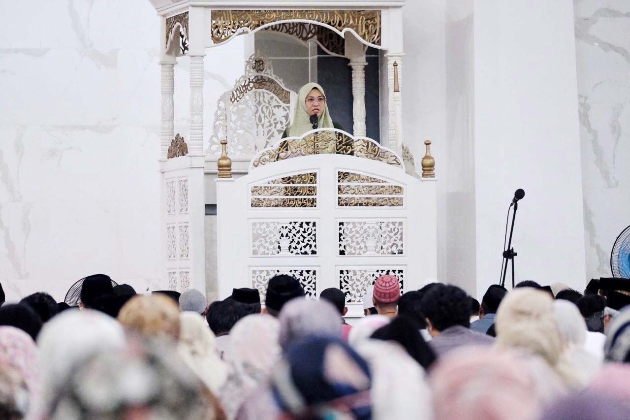 bupati gowa sitti husniah talenrang melaksanakan shalat isya dan tarawih di masjid agung syekh yusuf gowa