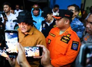 bencana tanah bergerak tegal, gubernur jateng ahmad luthfi tinjau pengungsian desa padasari