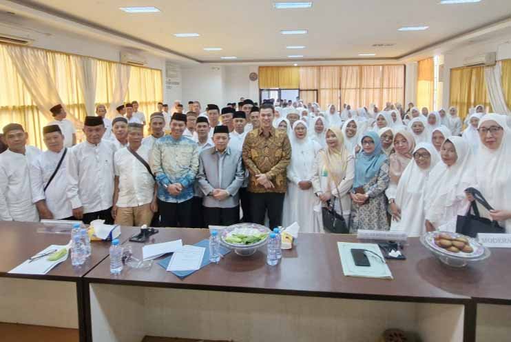 bupati pangkep muhammad yusran lalogau menghadiri manasik haji bersama 133 cjh di aula plhut pangkep minggu 8/2/2026