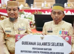 gubernur sulsel andi sudirman sulaiman menyerahkan bantuan keuangan kepada bupati sidrap syaharuddin alrif di gedung dprd sidrap