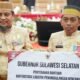 gubernur sulsel andi sudirman sulaiman menyerahkan bantuan keuangan kepada bupati sidrap syaharuddin alrif di gedung dprd sidrap