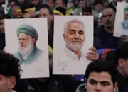 massa pendukung hizbullah membawa poster tokoh perlawanan saat aksi di lebanon