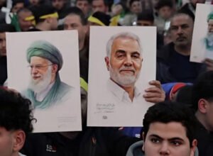 massa pendukung hizbullah membawa poster tokoh perlawanan saat aksi di lebanon