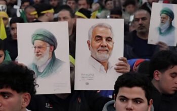 massa pendukung hizbullah membawa poster tokoh perlawanan saat aksi di lebanon