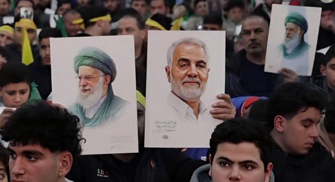 massa pendukung hizbullah membawa poster tokoh perlawanan saat aksi di lebanon