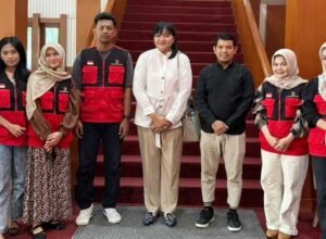 mahasiswa kkn fakultas hukum unhas gelombang 115 bersama ketua ybh pa bangkit bantaeng putri fatimah nurdin usai podcast advokasi di bantaeng