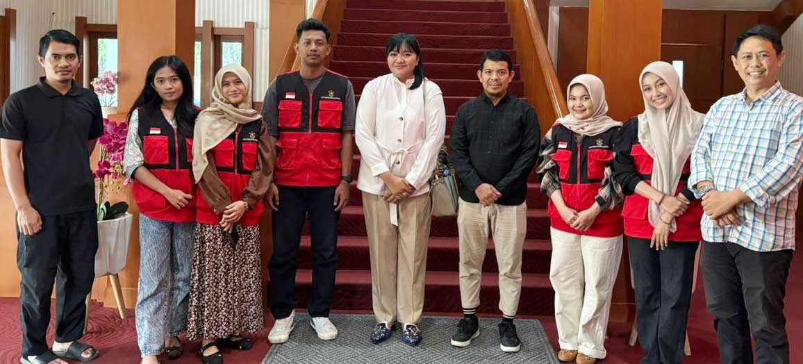 mahasiswa kkn fakultas hukum unhas gelombang 115 bersama ketua ybh pa bangkit bantaeng putri fatimah nurdin usai podcast advokasi di bantaeng