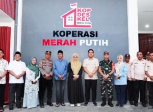 ALT FOTO bupati gowa sitti husniah talenrang mendampingi wakil menteri dzulfikar ahmad tawalla meninjau koperasi desa merah putih di desa bone kecamatan bajeng