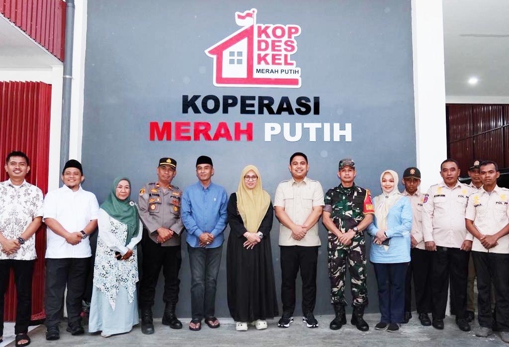 ALT FOTO bupati gowa sitti husniah talenrang mendampingi wakil menteri dzulfikar ahmad tawalla meninjau koperasi desa merah putih di desa bone kecamatan bajeng