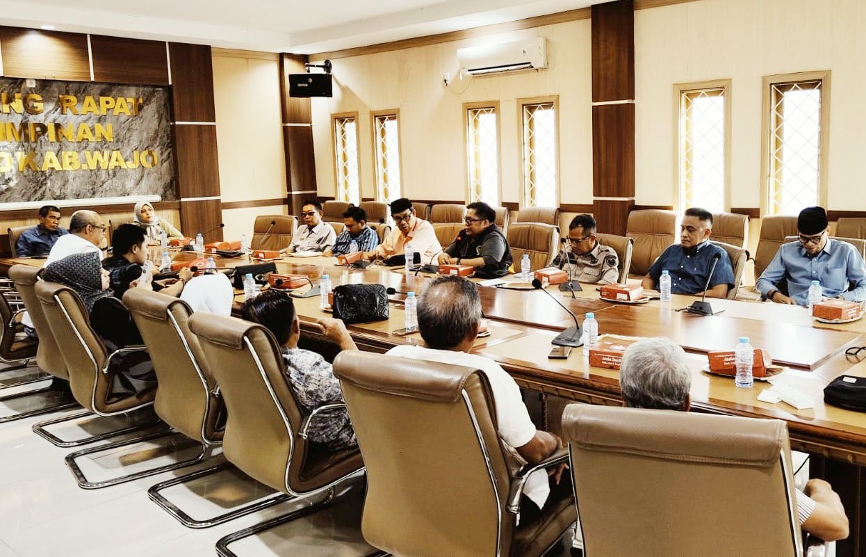 pimpinan dan anggota dprd wajo menerima kunjungan dprd barru rapat konsultasi program koperasi merah putih di kantor dprd wajo