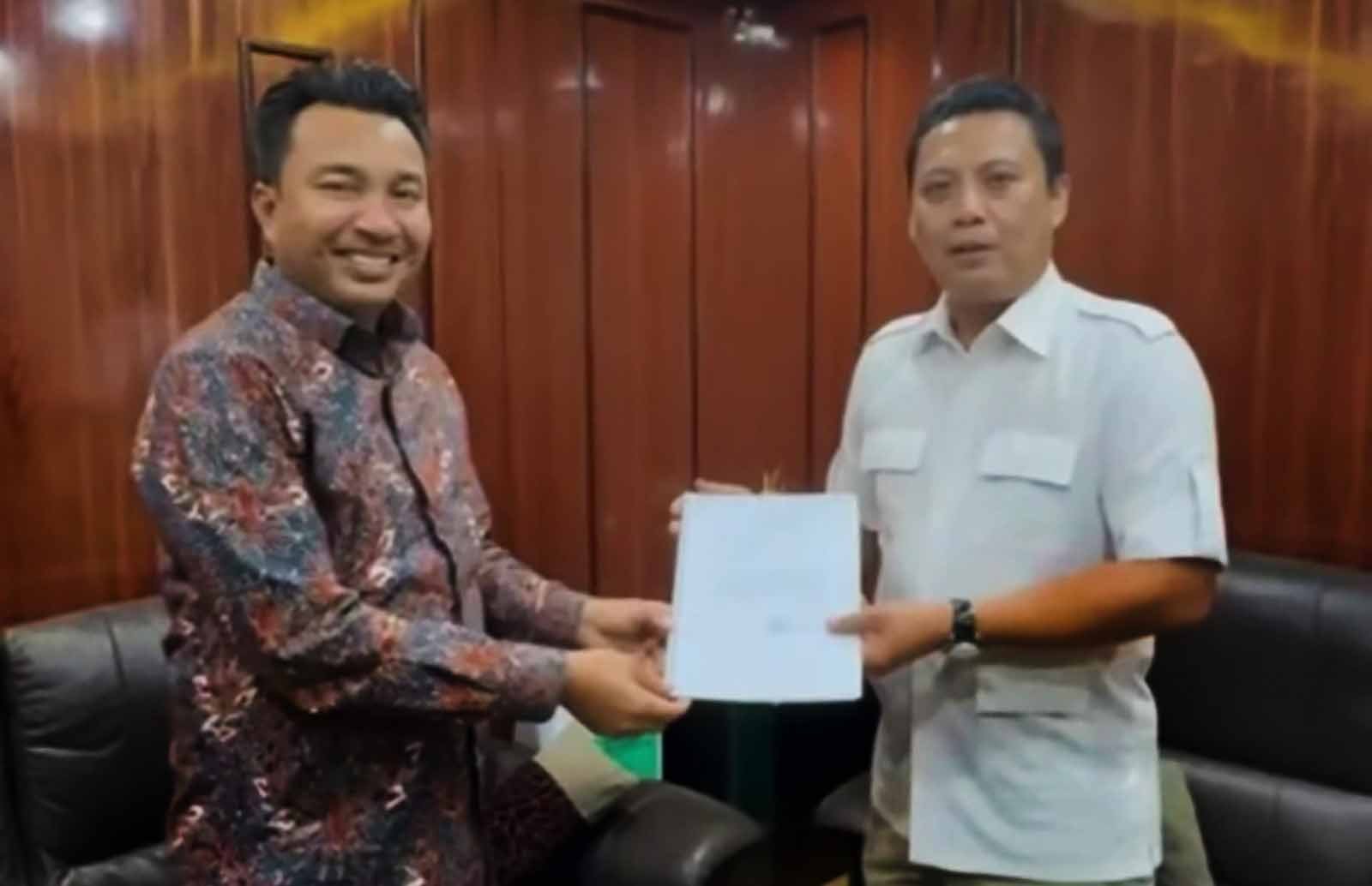 bupati luwu utara andi abdullah rahim menyerahkan usulan ijd ta 2026 kepada andi darmawan aras di jakarta