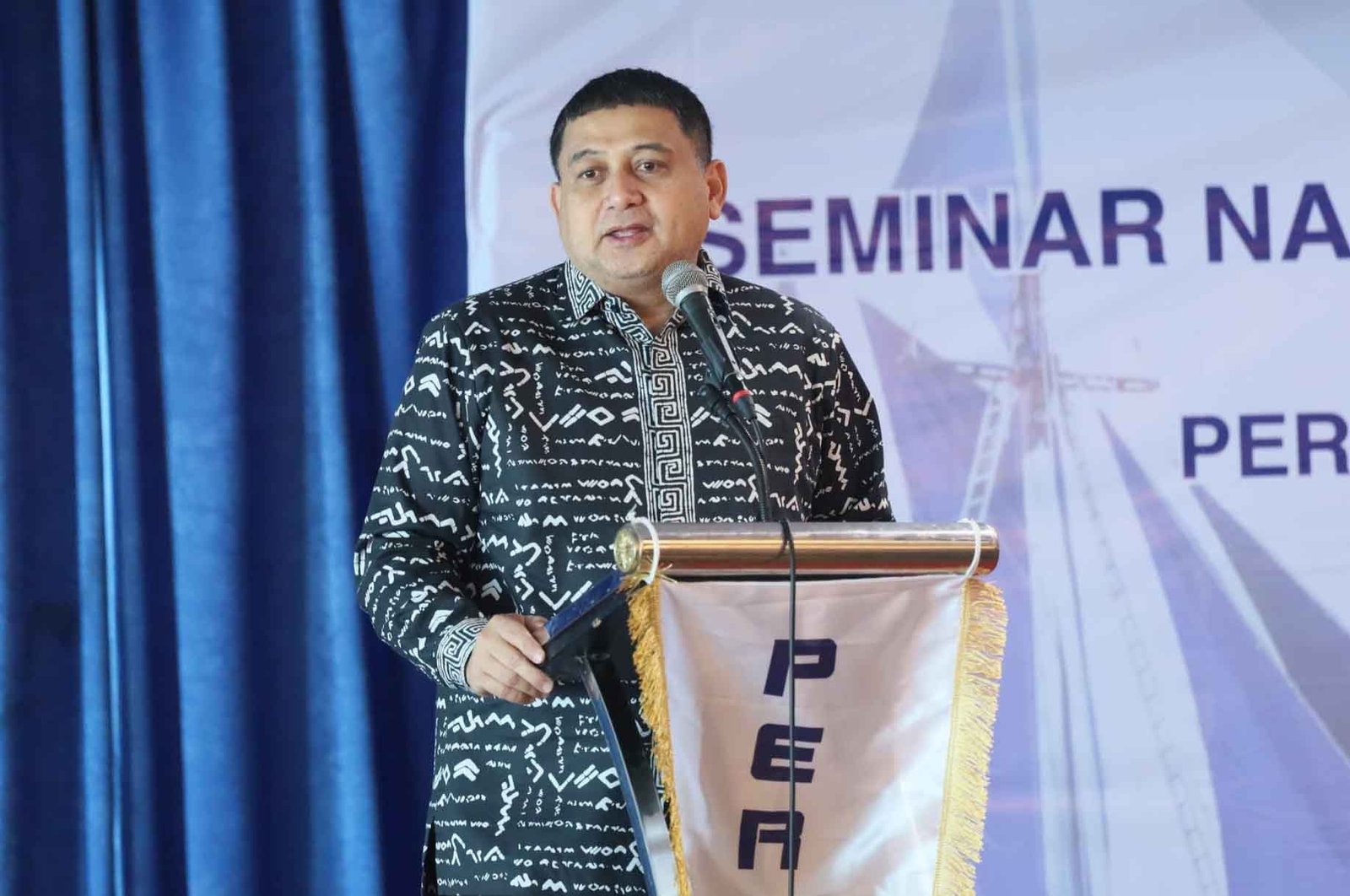wali kota makassar munafri arifuddin menghadiri pembukaan seminar nasional dan muscab ii peradi-sai makassar di swiss-belhotel makassar