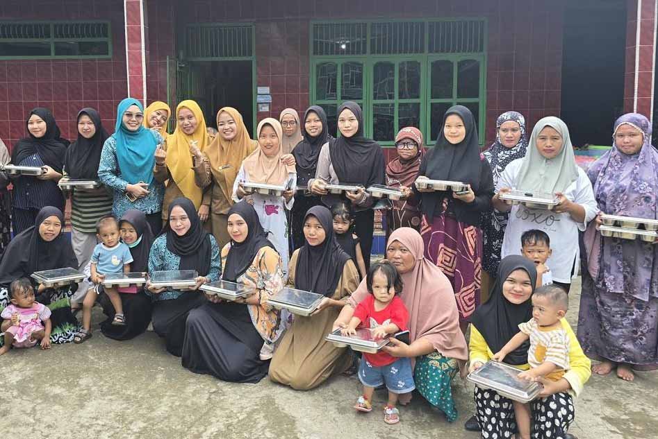 ibu hamil dan ibu menyusui menerima makanan bergizi gratis bersama balita di kabupaten bulukumba