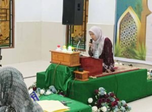 peserta qira’at mujawwad dewasa putri tampil pada mtq xi kabupaten luwu timur di masjid at-taqwa desa margomulyo kecamatan tomoni timur rabu malam 11/2/2026