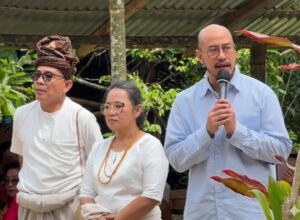pandji pragiwaksono mengikuti sidang adat di tongkonan layuk kaero tana toraja