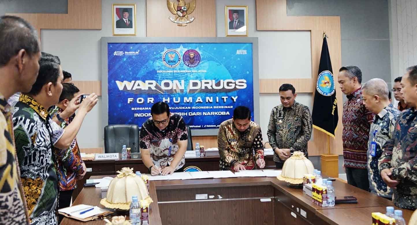 wali kota parepare tasming hamid menandatangani nphd pembentukan bnn kota parepare di makassar 13/2/2026