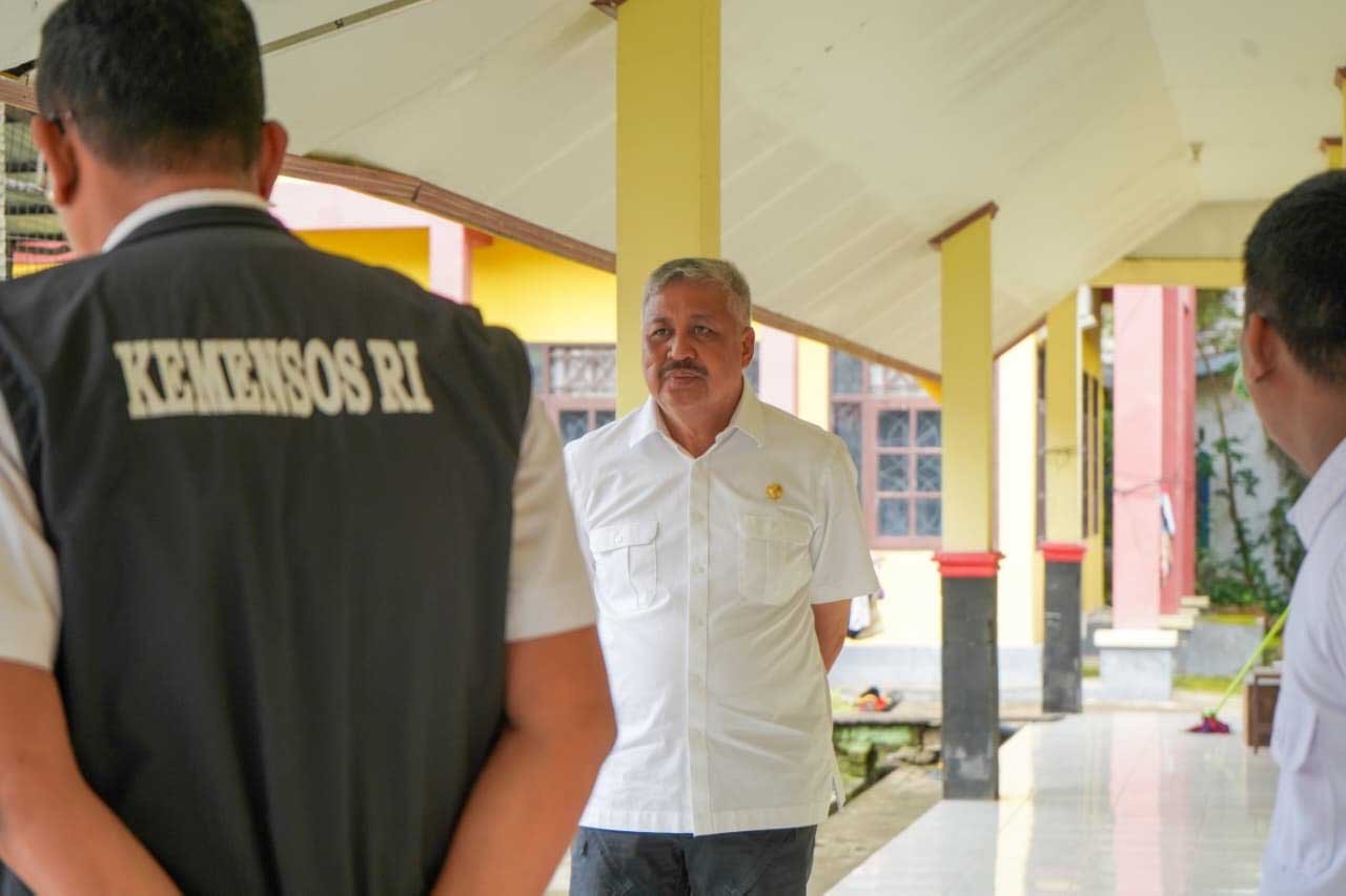bupati pinrang andi irwan hamid meninjau gedung skb lasinrang dan sdn 23 sarempo di pinrang