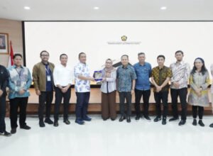 bupati luwu timur irwan bachri syam berdiskusi program ppm di kantor kementerian esdm jakarta