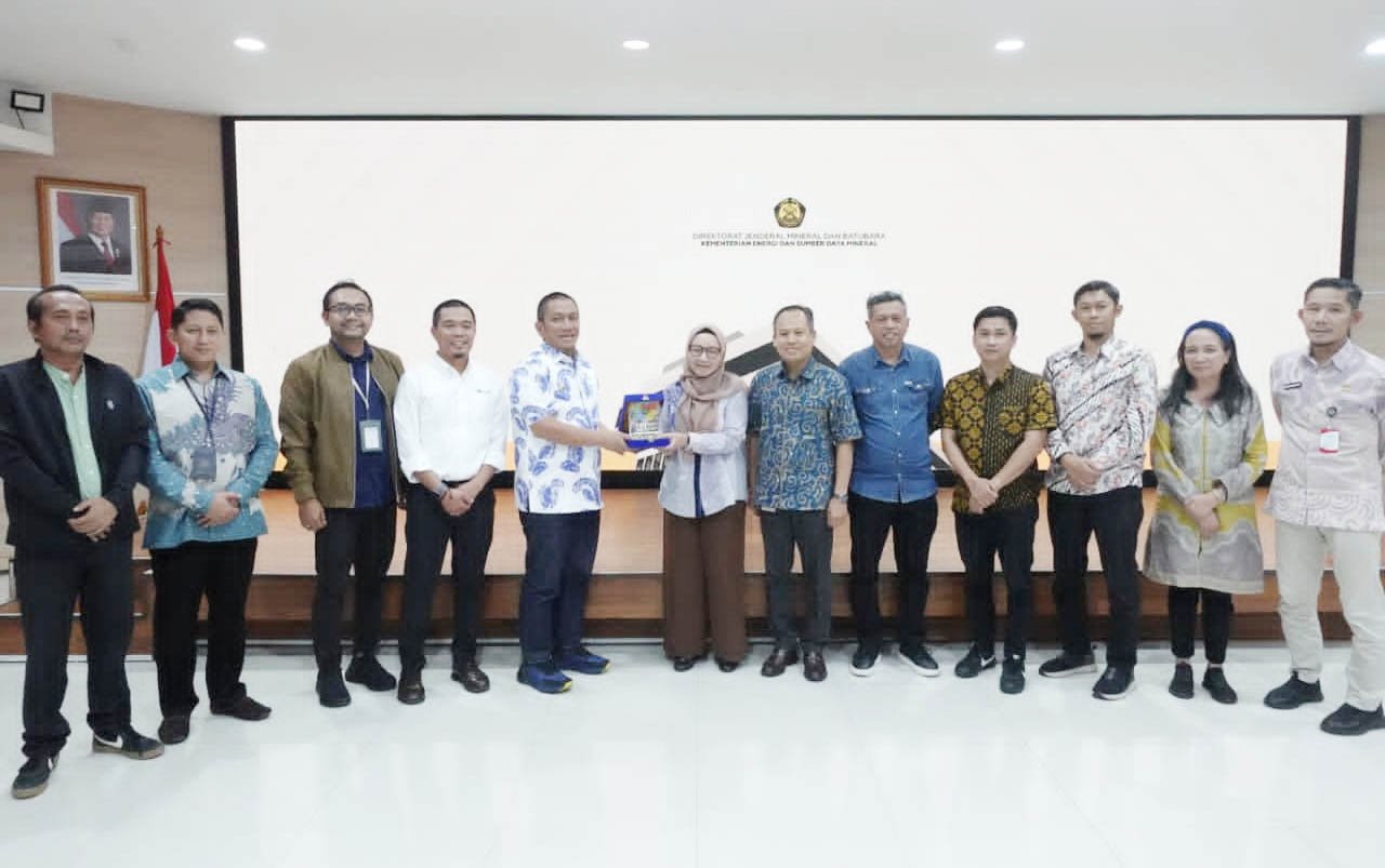 bupati luwu timur irwan bachri syam berdiskusi program ppm di kantor kementerian esdm jakarta