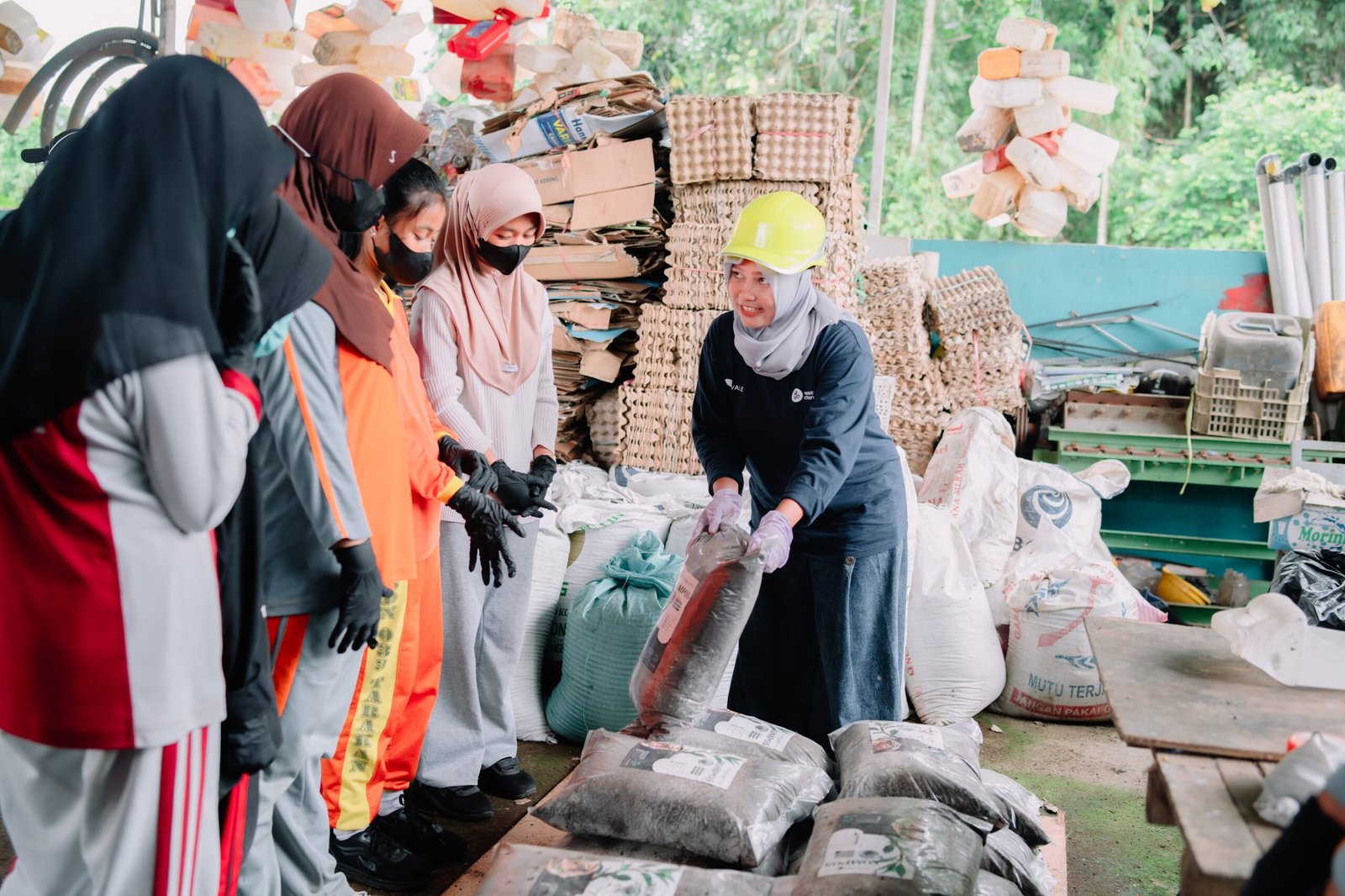 tim pt vale indonesia memberikan edukasi pengelolaan sampah kepada siswa smpn 2 bahodopi morowali februari 2026