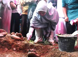 bupati sinjai hj ratnawati arif melakukan peletakan batu pertama pembangunan masjid agung nujumul ittihad di sinjai