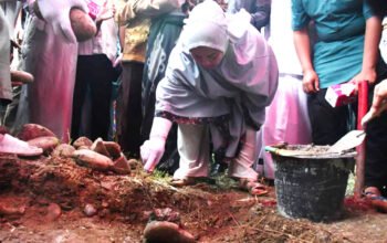 bupati sinjai hj ratnawati arif melakukan peletakan batu pertama pembangunan masjid agung nujumul ittihad di sinjai