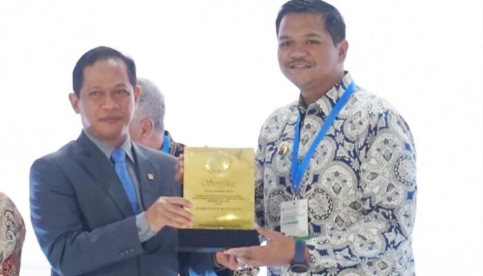 Bupati Bantaeng Fathul Fauzy Nurdin Terima Sertifikat Adipura Menuju Kota Bersih 2026