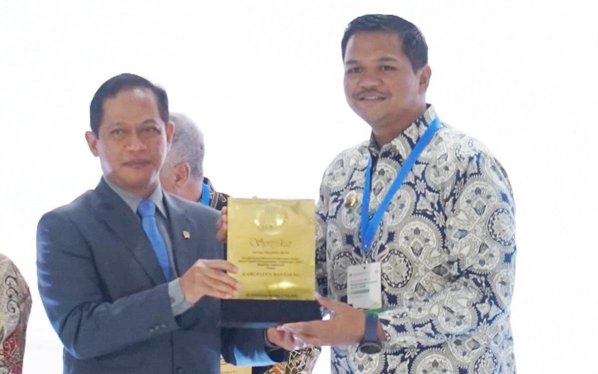 ALT FOTO bupati bantaeng m fathul fauzy nurdin menerima sertifikat adipura di balai kartini jakarta