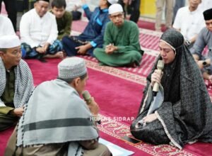 selviana mengucapkan dua kalimat syahadat di masjid agung sidrap disaksikan bupati sidrap