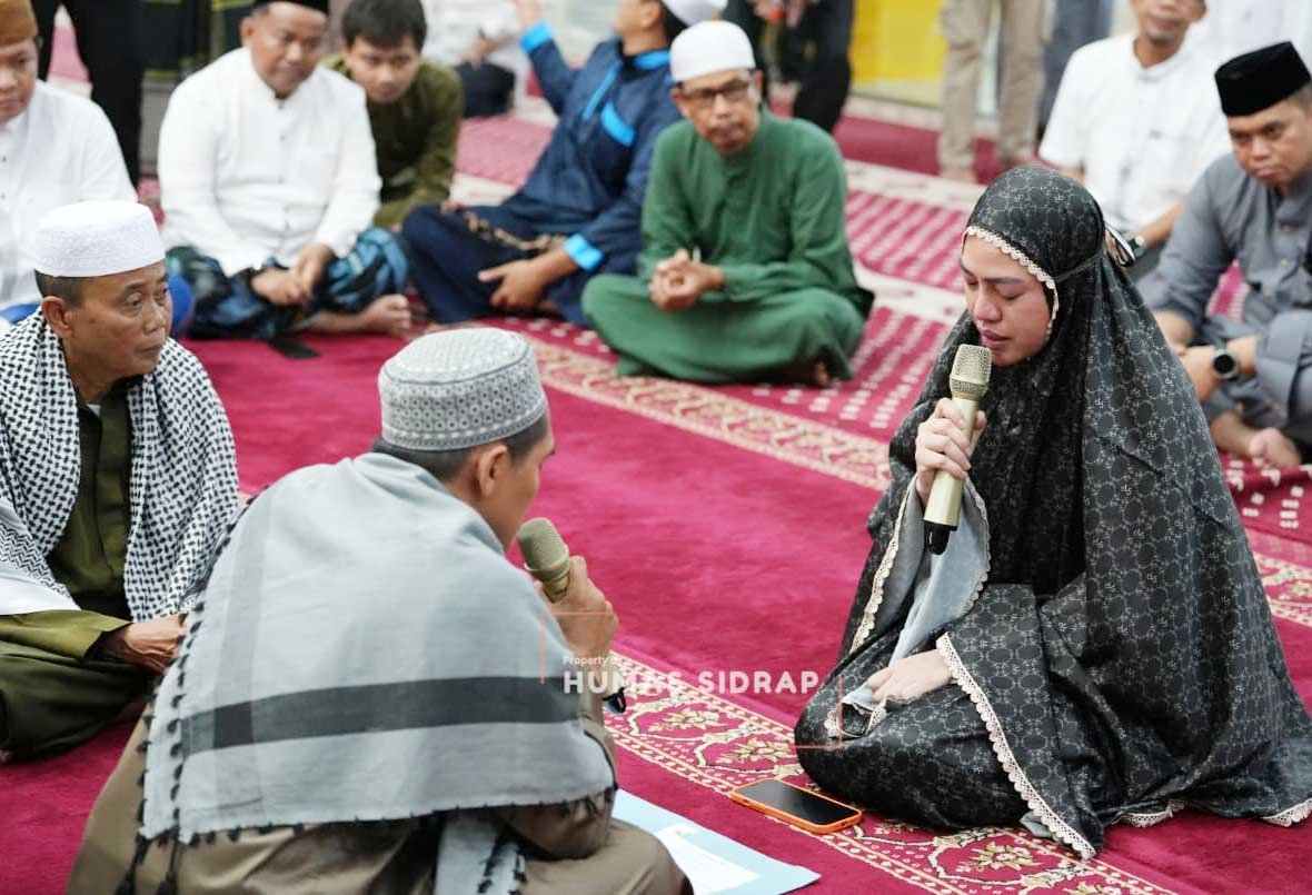 selviana mengucapkan dua kalimat syahadat di masjid agung sidrap disaksikan bupati sidrap