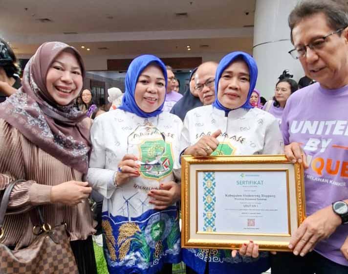 wakil bupati sidrap menerima penghargaan skrining hpv di south quarter dome jakarta selatan
