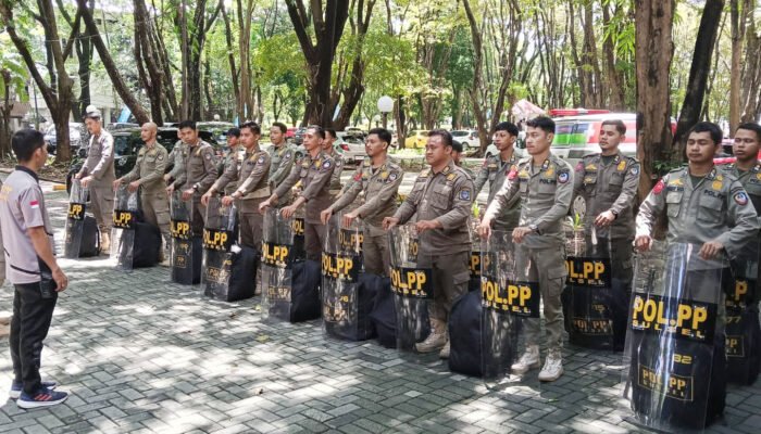 dinas kesehatan sulawesi selatan melakukan pemeriksaan kesehatan massal personel satpol pp di kantor gubernur sulawesi selatan