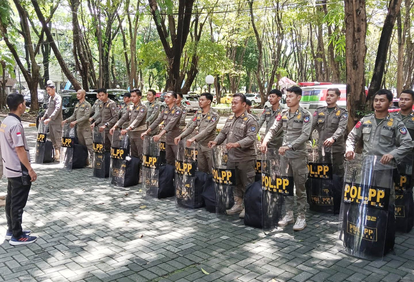 dinas kesehatan sulawesi selatan melakukan pemeriksaan kesehatan massal personel satpol pp di kantor gubernur sulawesi selatan