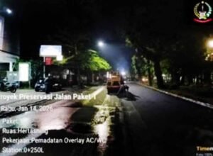 gubernur sulawesi selatan memantau pengaspalan jalan hertasning di makassar