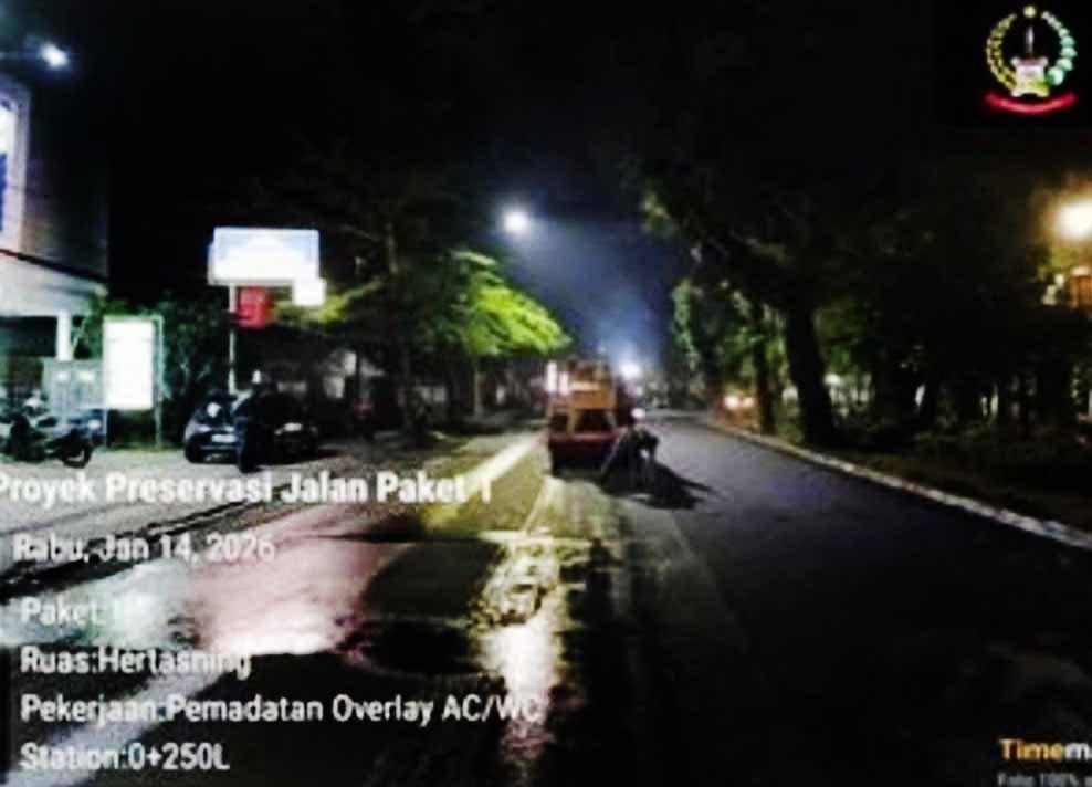 gubernur sulawesi selatan memantau pengaspalan jalan hertasning di makassar