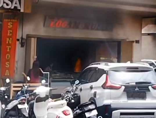 IRT lempar bom molotov ke toko emas Makassar, sempat gasak 1 kg emas Rp1 miliar