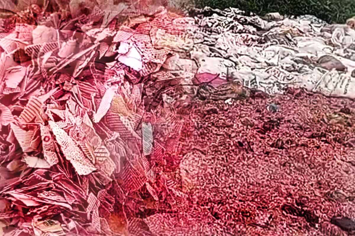 petugas kepolisian mengamankan cacahan uang di tps liar setu bekasi