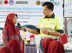 petugas bpbd memandu siswa simulasi gempa di sekolah dasar morowali