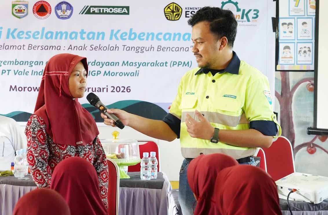 petugas bpbd memandu siswa simulasi gempa di sekolah dasar morowali