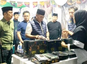 bupati wajo andi rosman memantau tenan umkm di lapangan merdeka sengkang minggu 22 februari 2026