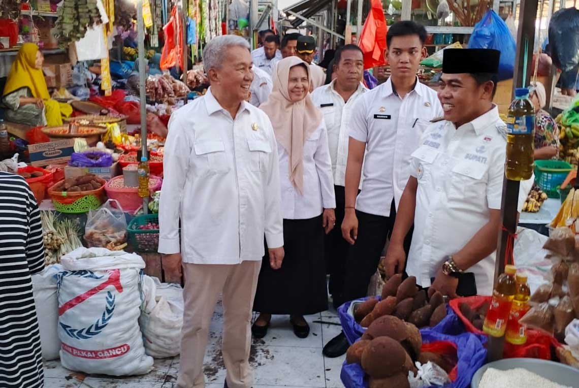 ketua dprd wajo firmansyah perkesi memantau harga bahan pokok di pasar mini sengkang