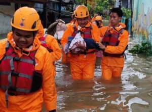 wali kota makassar munafri arifuddin meninjau evakuasi warga terdampak banjir di makassar
