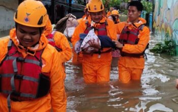 wali kota makassar munafri arifuddin meninjau evakuasi warga terdampak banjir di makassar